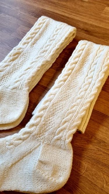 Hovedbilde Bunadstrømper med flettestrikk, offwhite