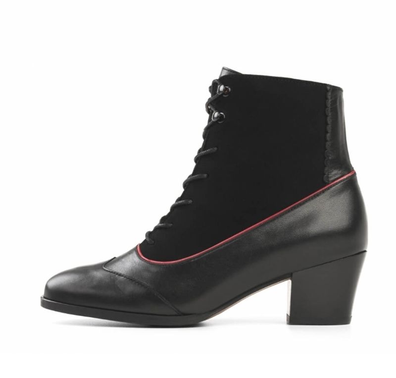 Klara snørestøvel med rød kant