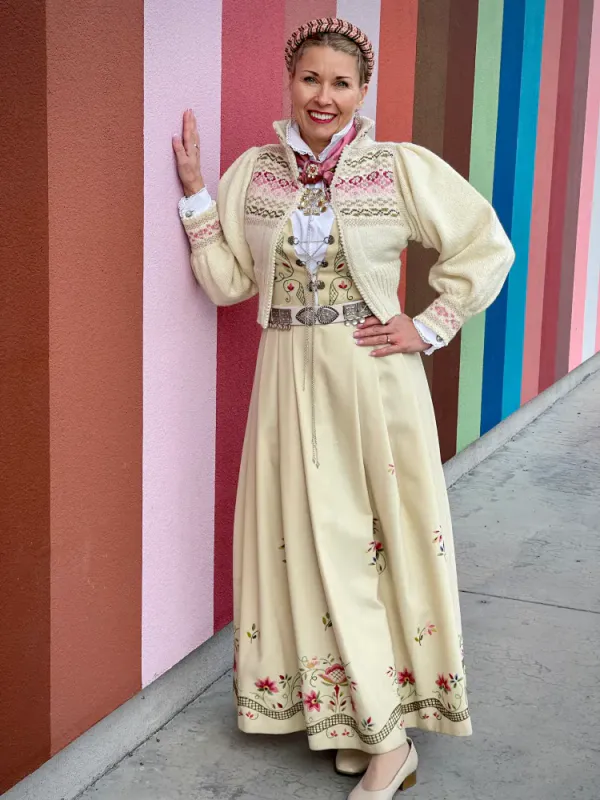 Bunadstrikk mønsterhefte modell 