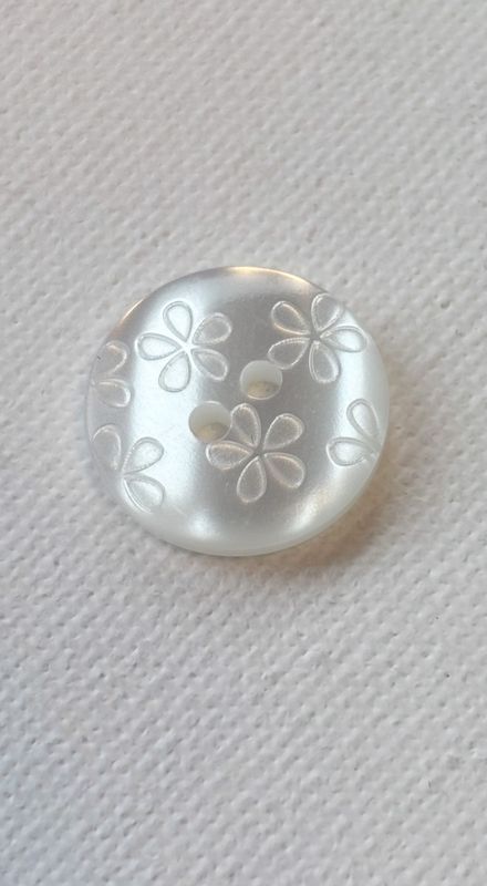 Hvit plastknapp med blomster 18 mm