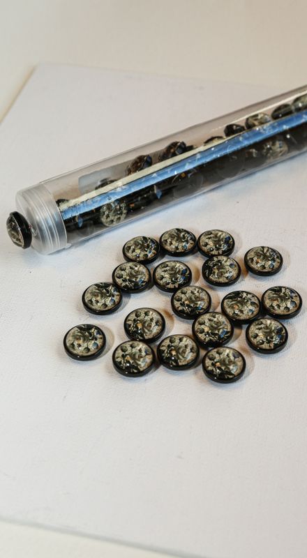 Sort plastknapp m/hvite Roser 18mm